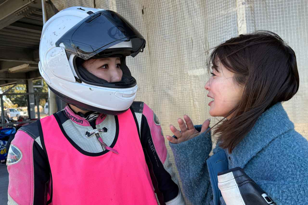 画像: ▲コースに出る前にはなっちゃんが走行ポイントを解説。各セクションで使うギア数や、速い人がで待ってきた場合の対処法など、何から何まで徹底的に教えてもらいました。