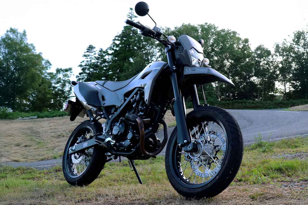 画像: Kawasaki KLX230SM 総排気量：232cc エンジン形式：空冷4ストロークSOHC2バルブ単気筒 シート高：840mm 車両重量：137kg 2026年モデル発売日：2025年9月15日（月） 2026年モデル税込価格：63万8000円 ※撮影車両は2025年モデルです。