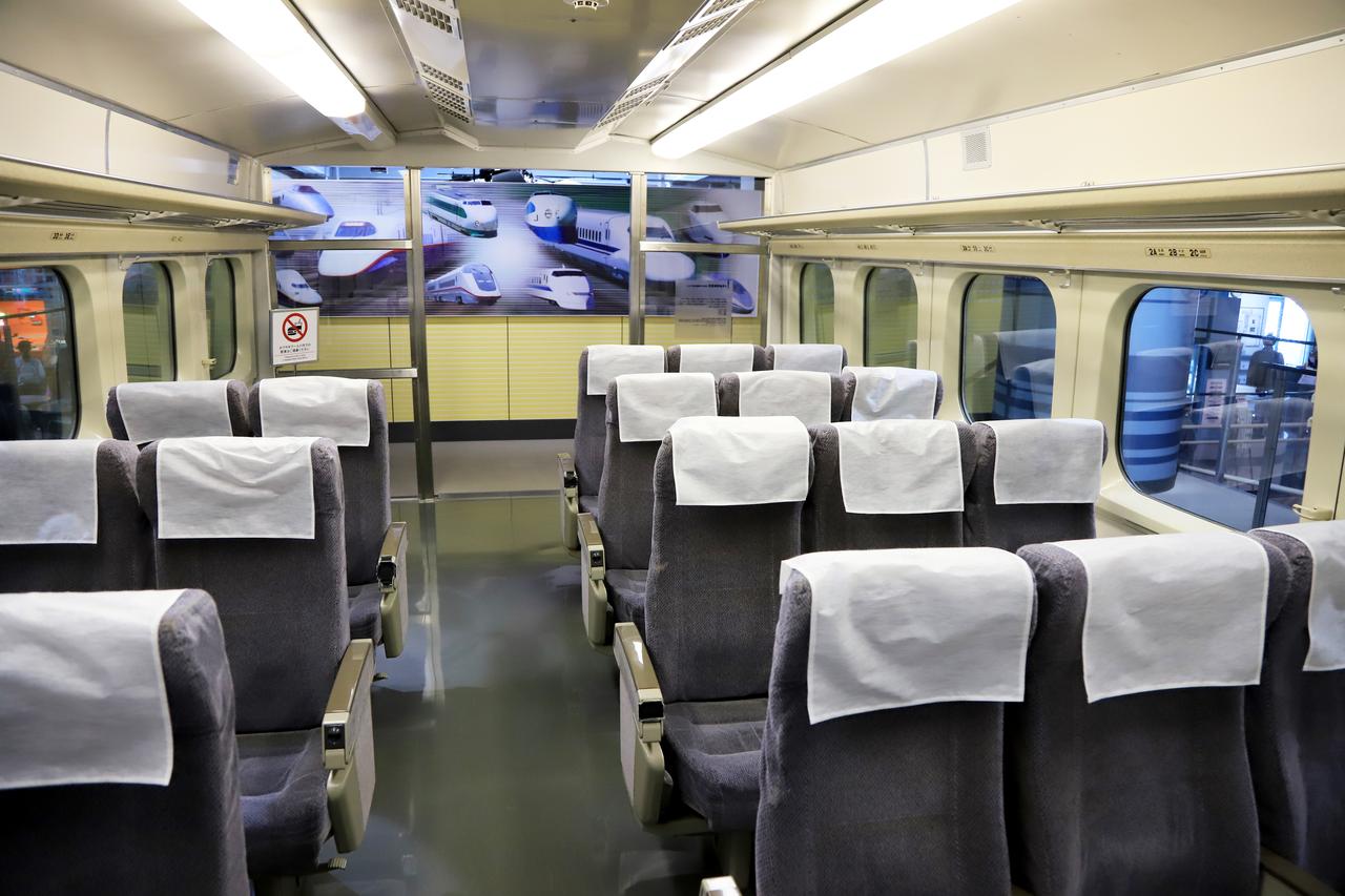 画像2: ▲0系新幹線の内部。