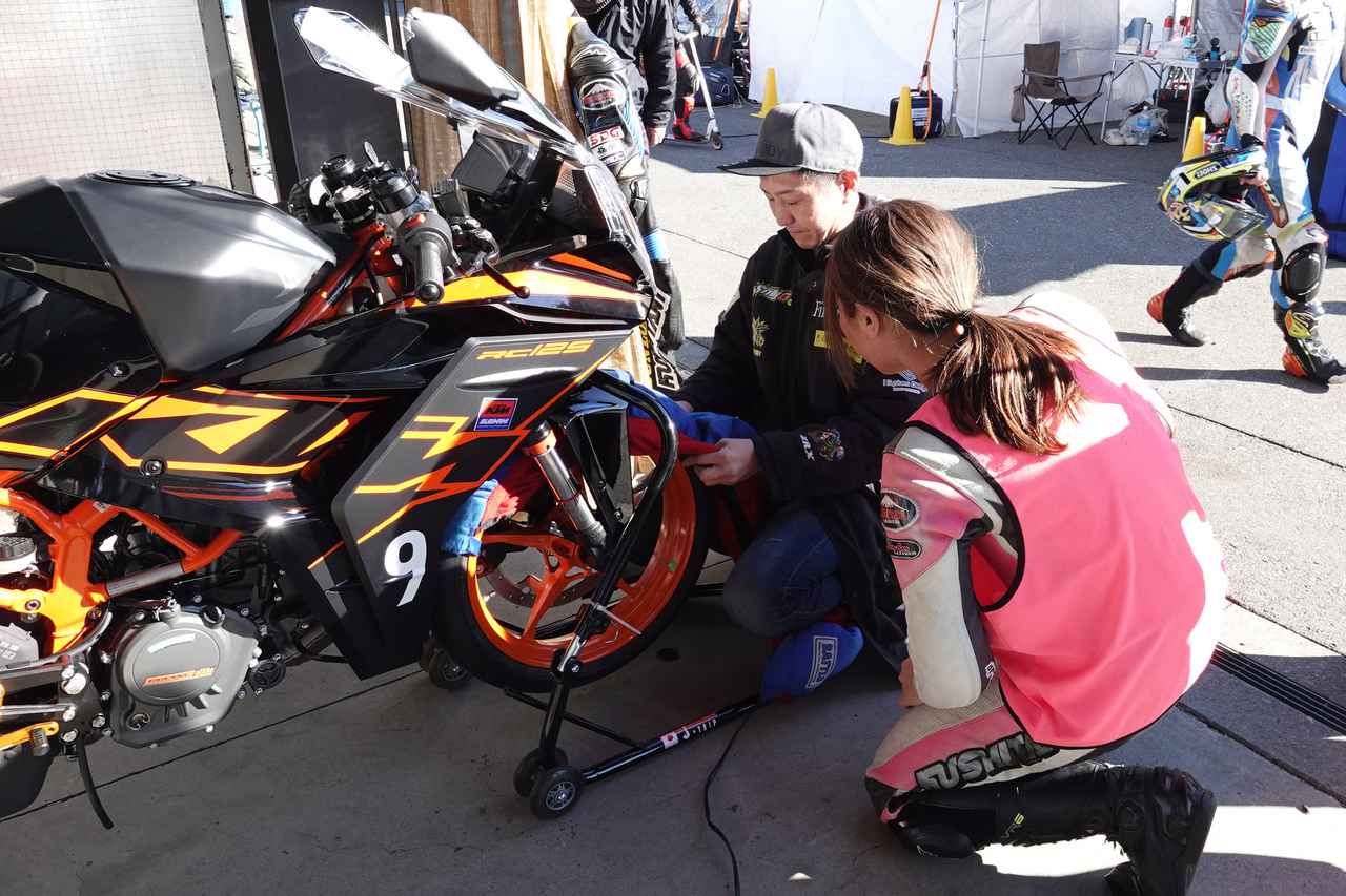 画像: ▲タイヤはレースのためにハイグリップタイヤ（DIABLO SUPERCORSA SC V4）を装着。新庄さんに、ウォーマーの巻き方を教えてもらいました。