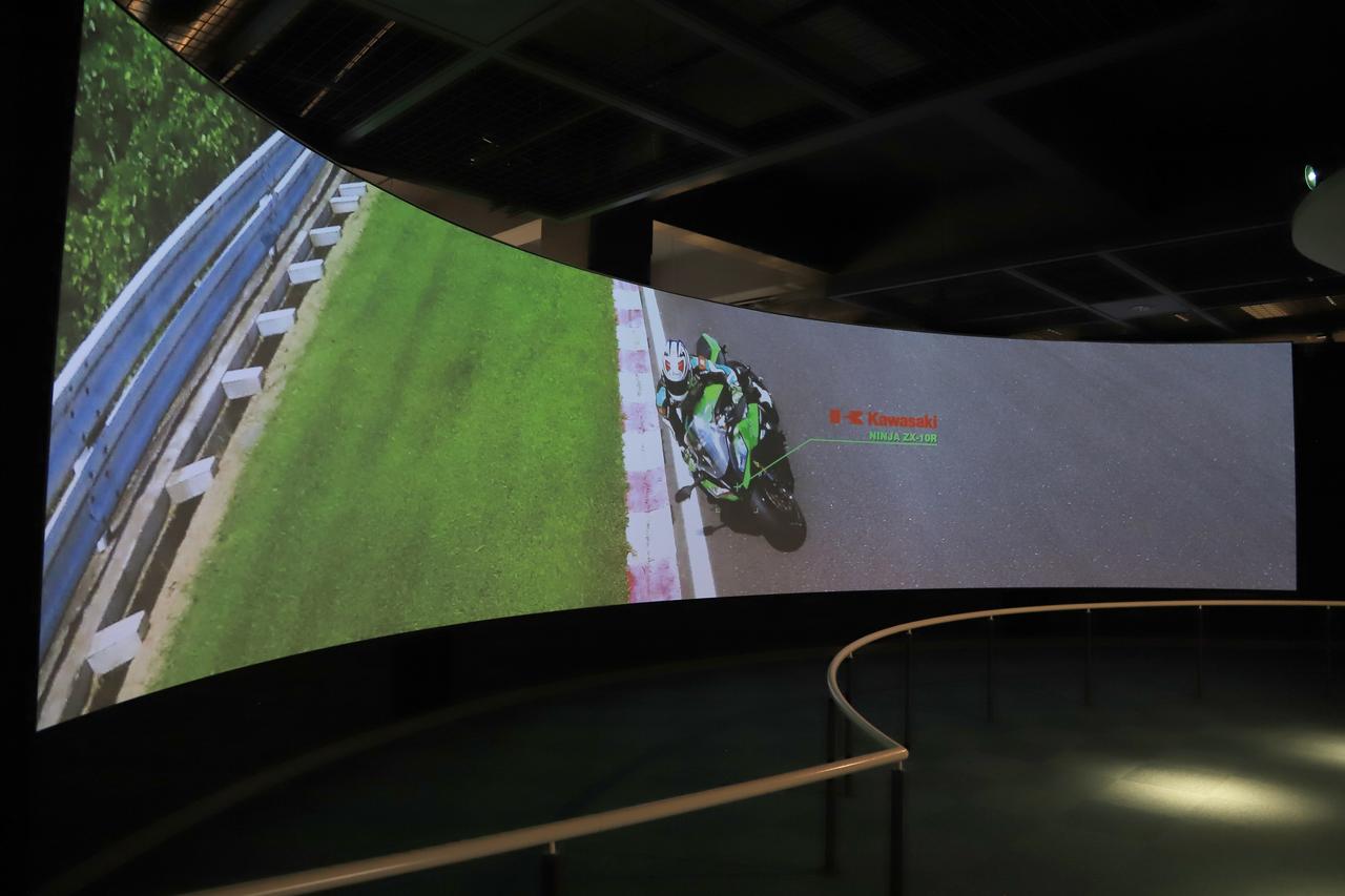 画像2: ▲約14ｍの曲面ワイドスクリーンで陸・海・空の多様な製品を紹介するカワサキワールドシアターは迫力満点！