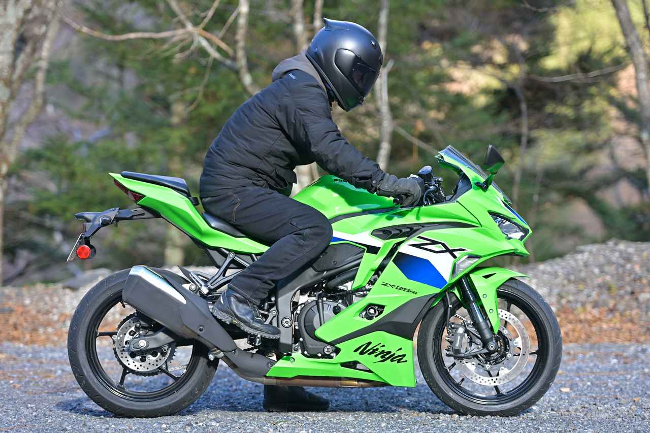 画像1: Ninja ZX-25RRのシート高：785mm ライダーの身長・体重：175cm・71kg