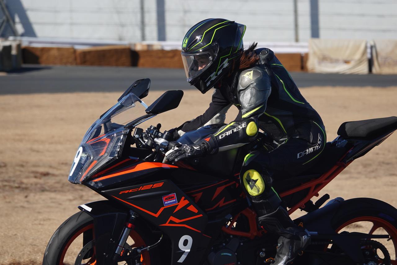 画像: ▲「もう腰が限界！」と短いストレートで前傾を諦め、疲労回復に努めるなっちゃん。