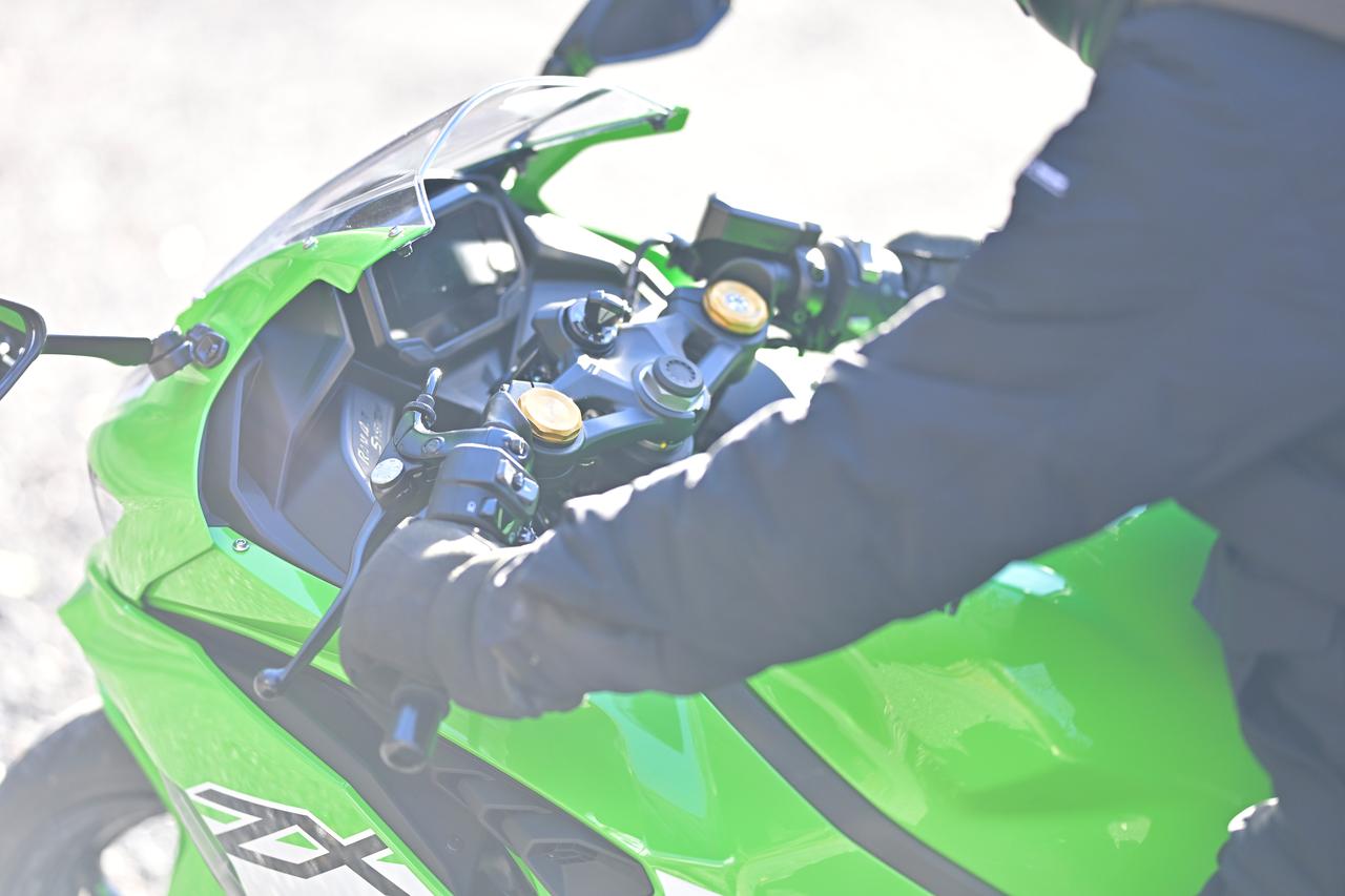 画像4: Ninja ZX-25RRのシート高：785mm ライダーの身長・体重：175cm・71kg