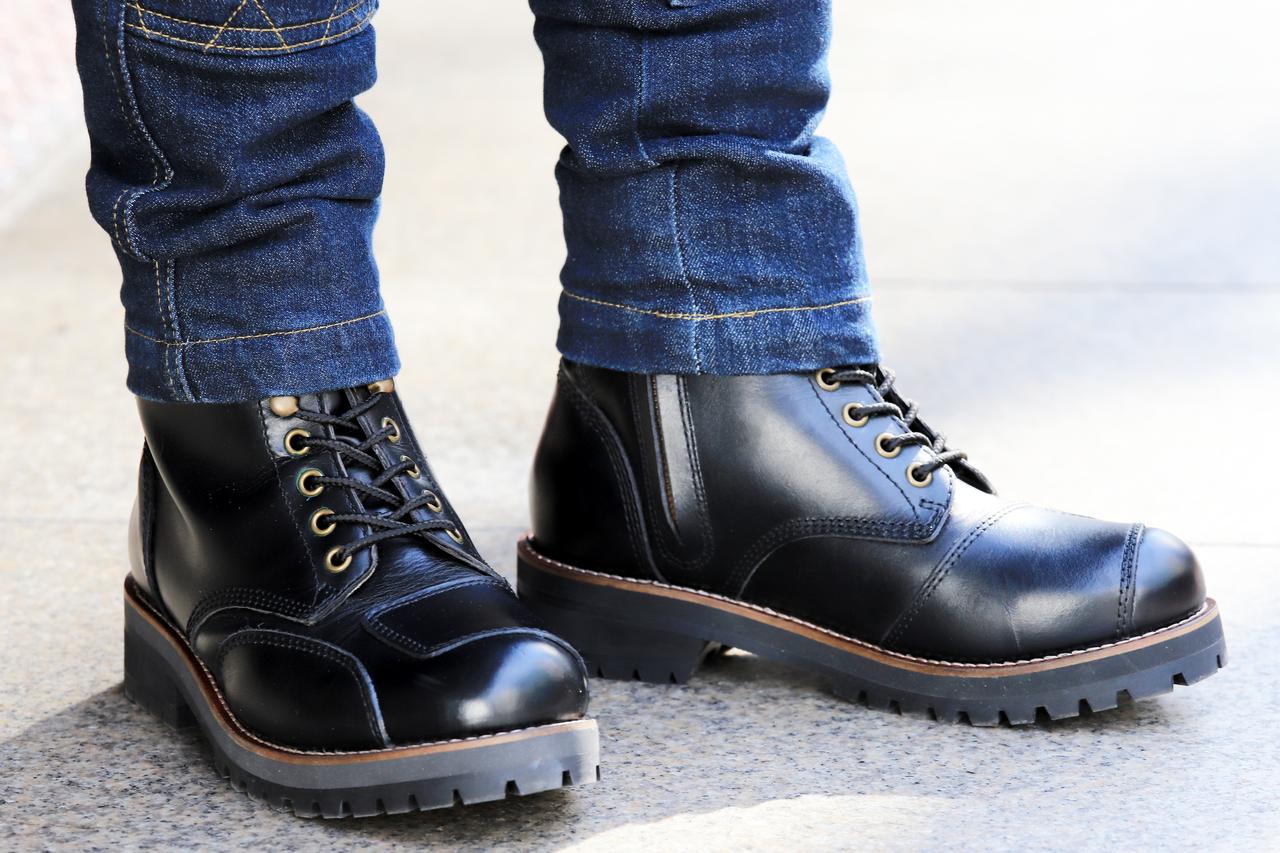 画像: ▲パンツの裾はブーツアウトにすると足が長く見えるのでおすすめ。ファスナーガードはついているが、写真のように裾をファスナー部分に被せて置けば、より一層金具でバイクを傷つける恐れはなくなるだろう。