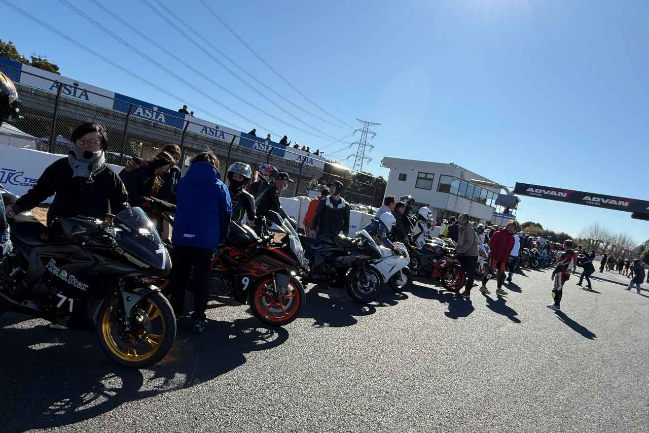 画像2: ▲40台近くの車両がずらりとコースに並びます。ちなみにスタートはルマン式です。