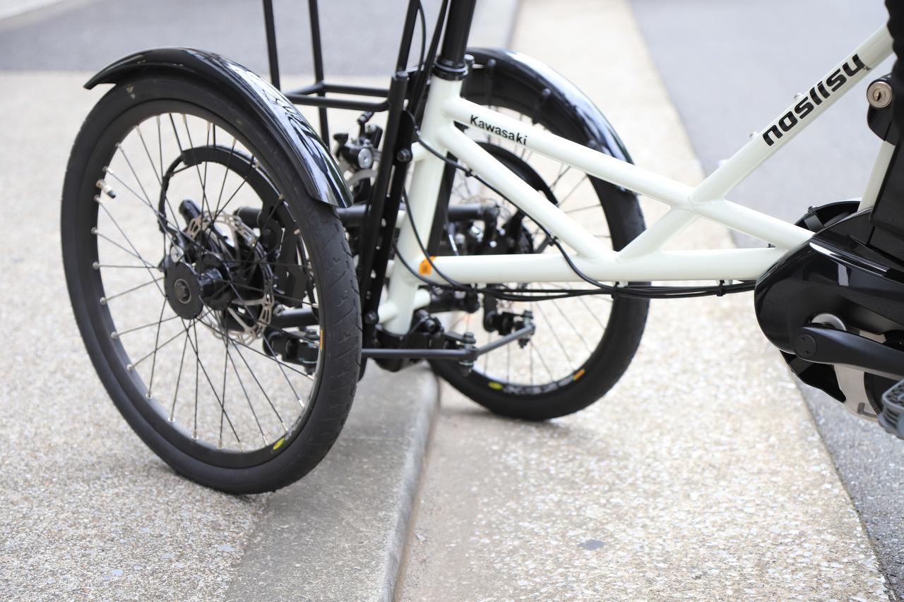 画像: 段差の乗り越え時も、独自開発の2輪ステア構造により安定して走行できます。