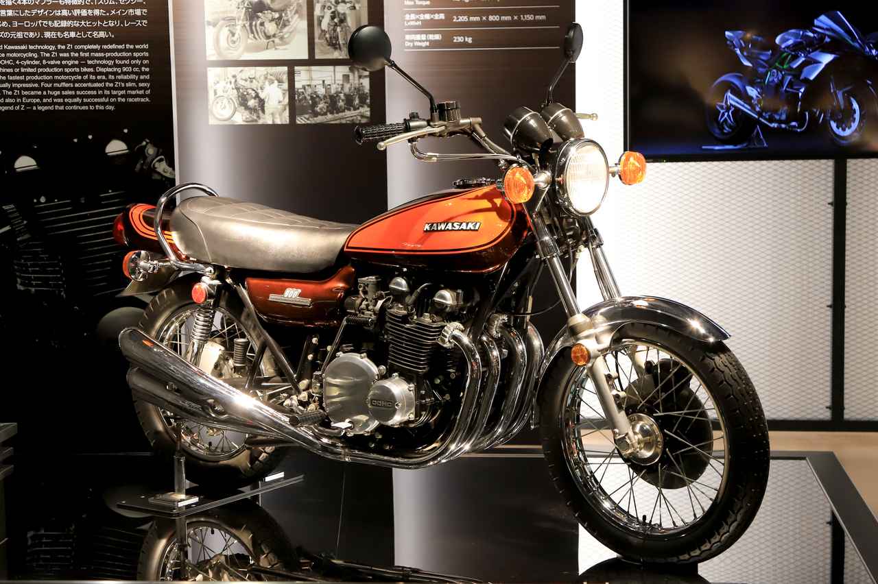 画像1: ▲「900 Super 4（Z1）」。ここに展示されているのは製造1号機！ エンジンのカットモデルも並んでいます。