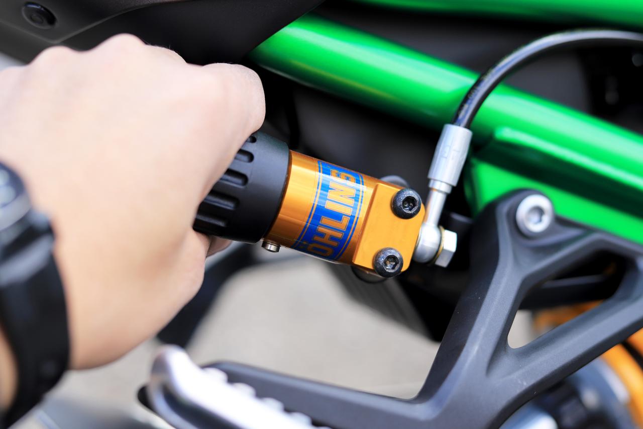 画像2: ▲ホリゾンタルバックリンクリアサスペンションは、オーリンズ製のガスショックを搭載。プリロード調整は手で行なえます。