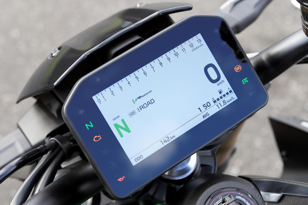 画像: ▲メーターは5インチのカラーTFTディスプレイ。スマートフォンとの接続ができ、「RIDEOLOGY THE APP」を使えば、ターン・バイ・ターン式のナビゲーション表示もできる最新式のものです。
