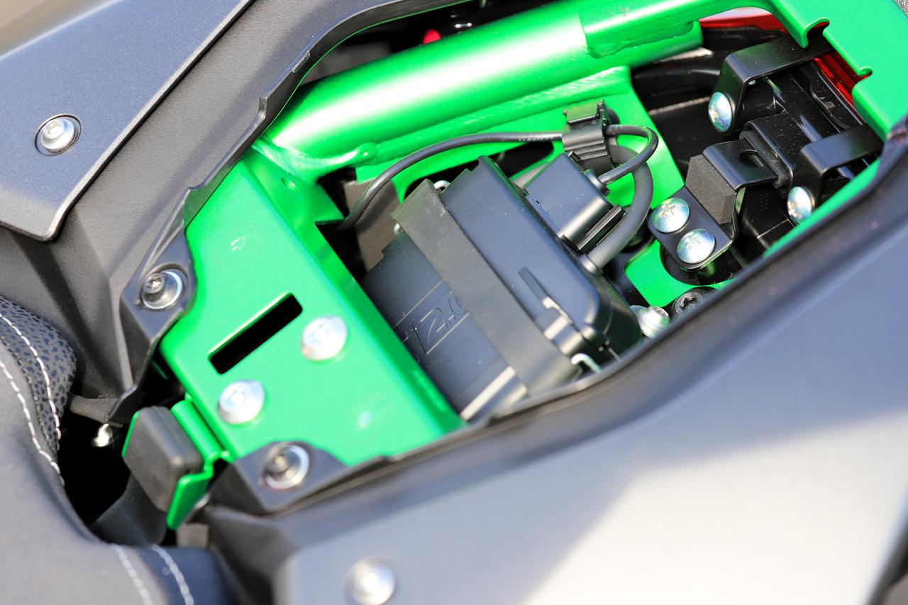 画像1: ▲ETC2.0車載器もリアシートの下に標準装備されています。リアシートはイグニッションキーを使って簡単に外すことができ、ライダー側のシートはリアシートを外した状態で、上に持ちあげることで外れます。