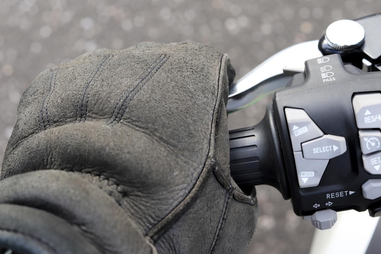 画像: ▲アシスト&スリッパークラッチのおかげでレバーは軽々。大型モーターサイクルではとくに恩恵を感じます。