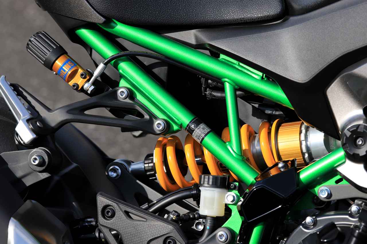 画像1: ▲ホリゾンタルバックリンクリアサスペンションは、オーリンズ製のガスショックを搭載。プリロード調整は手で行なえます。