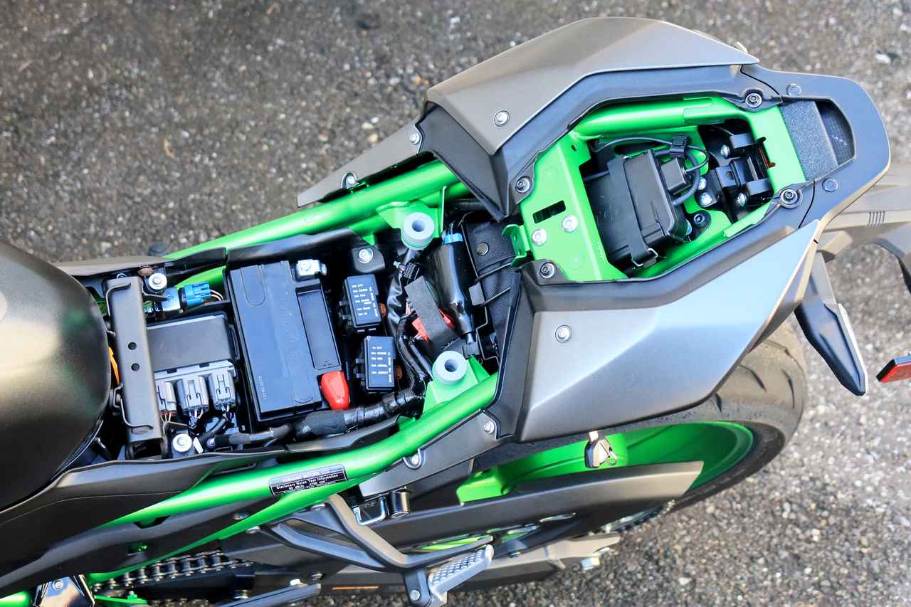 画像2: ▲ETC2.0車載器もリアシートの下に標準装備されています。リアシートはイグニッションキーを使って簡単に外すことができ、ライダー側のシートはリアシートを外した状態で、上に持ちあげることで外れます。