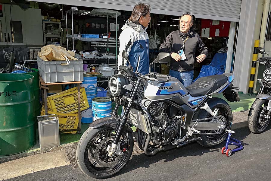 画像: ▲ケイファクトリーの桑原裕志代表(右)と話し込む企画担当の中村浩史。ふたりは5歳差で、中村にとって桑原さんはアニキ世代だ。レプリカ世代の中村にとっても、桑原さん世代の「あの頃」カスタムは憧れ。