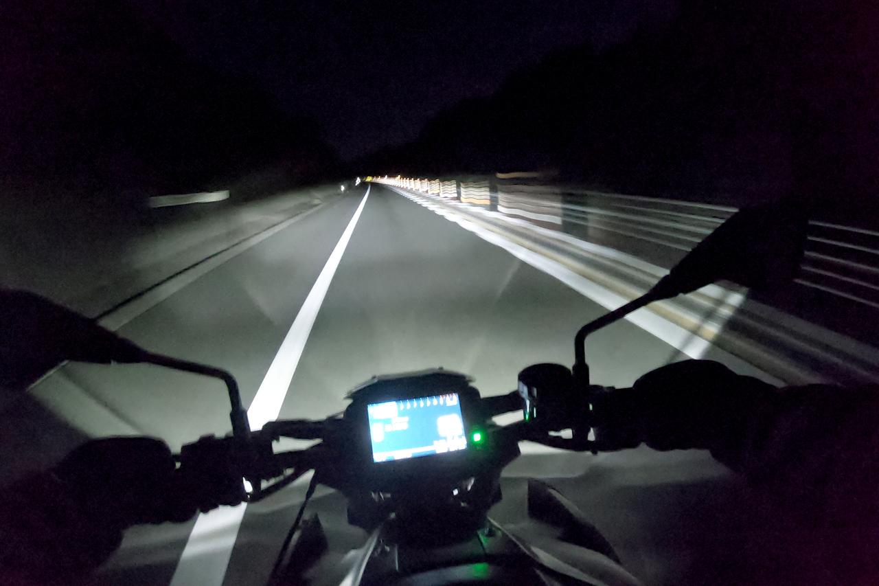 画像: ▲夜間はヘッドライトの明るさに驚きました。小顔なフロントマスクからは想像しにくいほど、照射範囲が広くて、とても走りやすかったです。