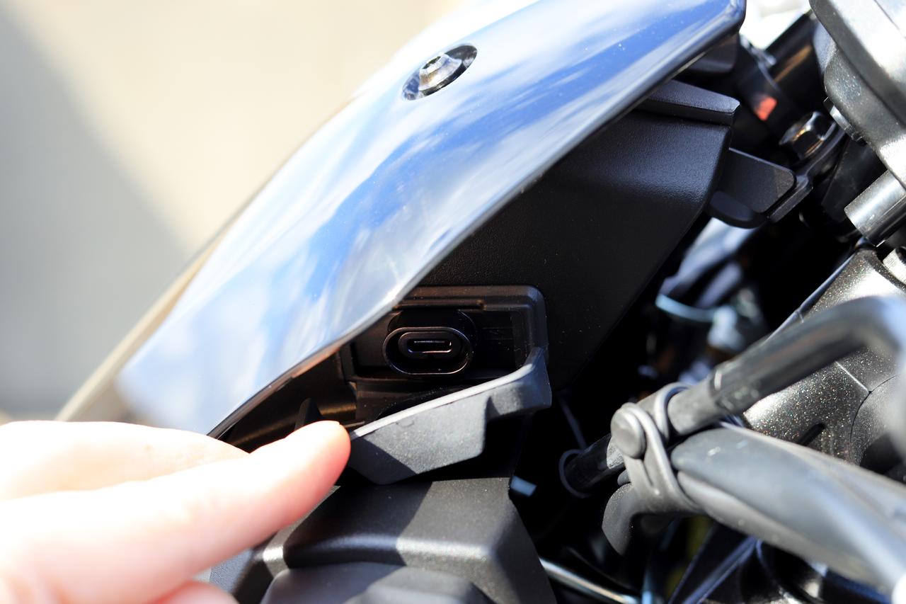 画像: ▲Z900 SEのフロントカウル内にはさりげなくUSB Type-C電源が標準装備されています(スタンダードモデルは、アクセサリー扱い)。