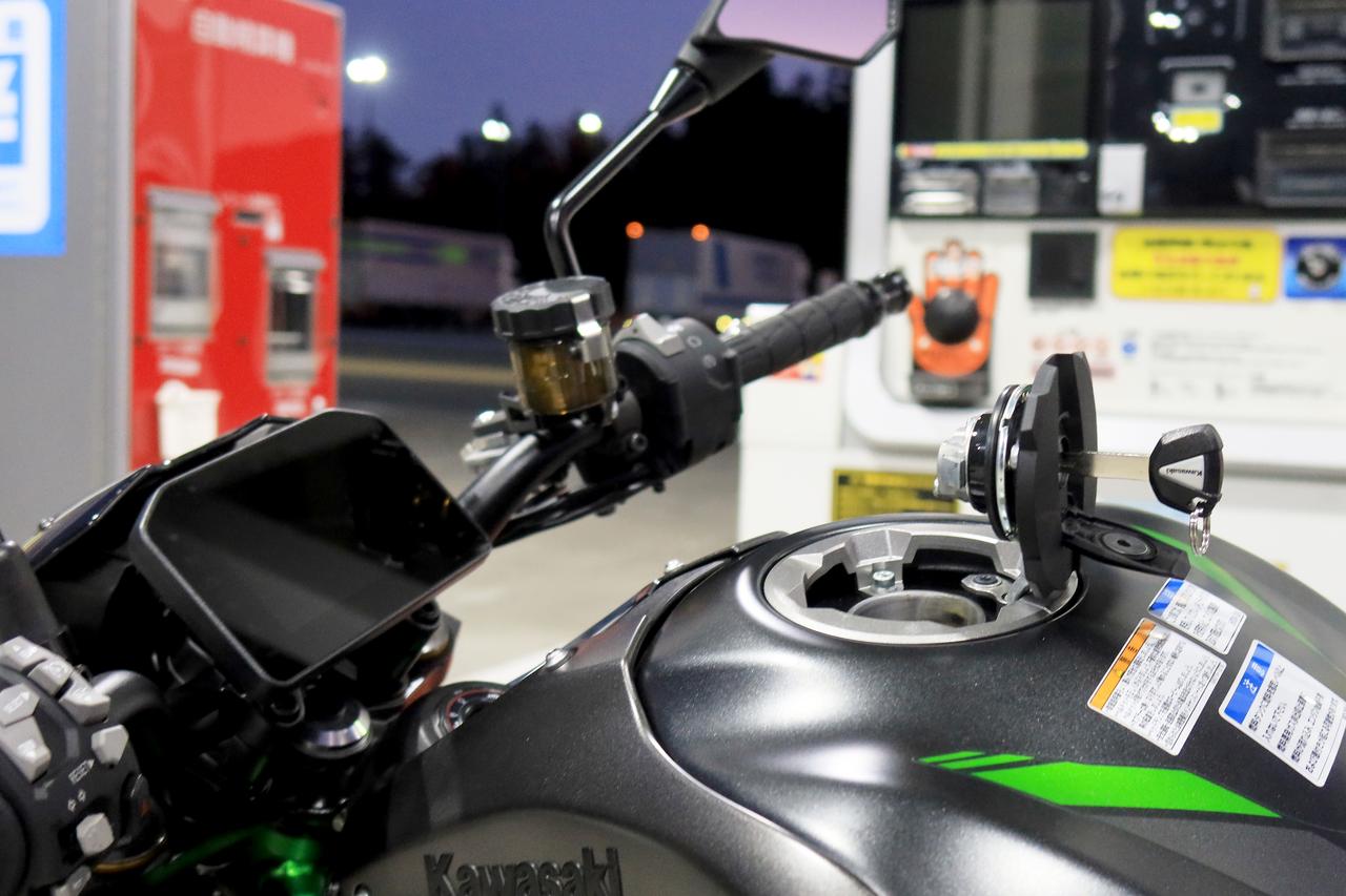 画像: ▲主に高速道路を走って計測した際の実測燃費は293.1km÷13.1L=22.3km/Lでした。WMTCモード値は、20.5km/Lなので、走り方によって伸ばせることが分かりました。燃料タンク容量は17L。20.5km×17L=348.5km。航続距離は充分。メーターで航続可能距離の目安も表示できます。油種はハイオクです。