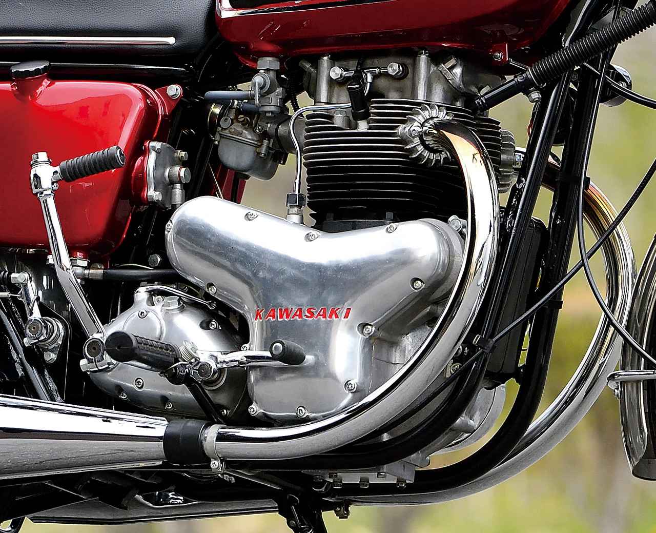 画像: 624ccのバーチカルツインは当時の国産最大排気量。パワーは47PSで、シフトは現行モデルと逆の右レイアウトとなっていた。