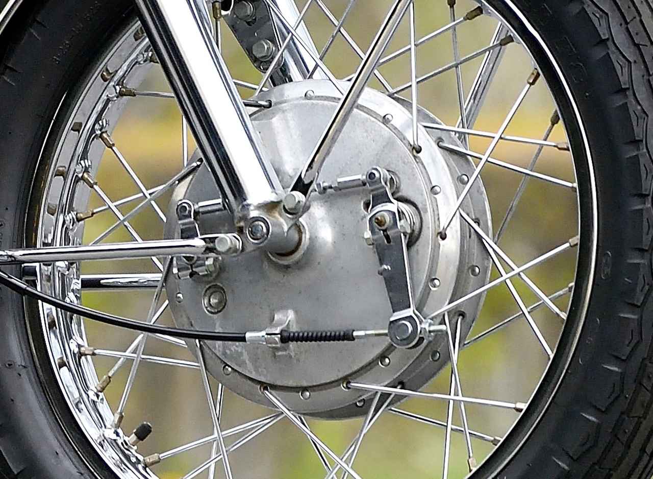 画像: フロントは2リーディング式大径ハブを採用し、確実な制動力を確保。当時のカタログでは「ききのよいブレーキ！」と書かれていた。
