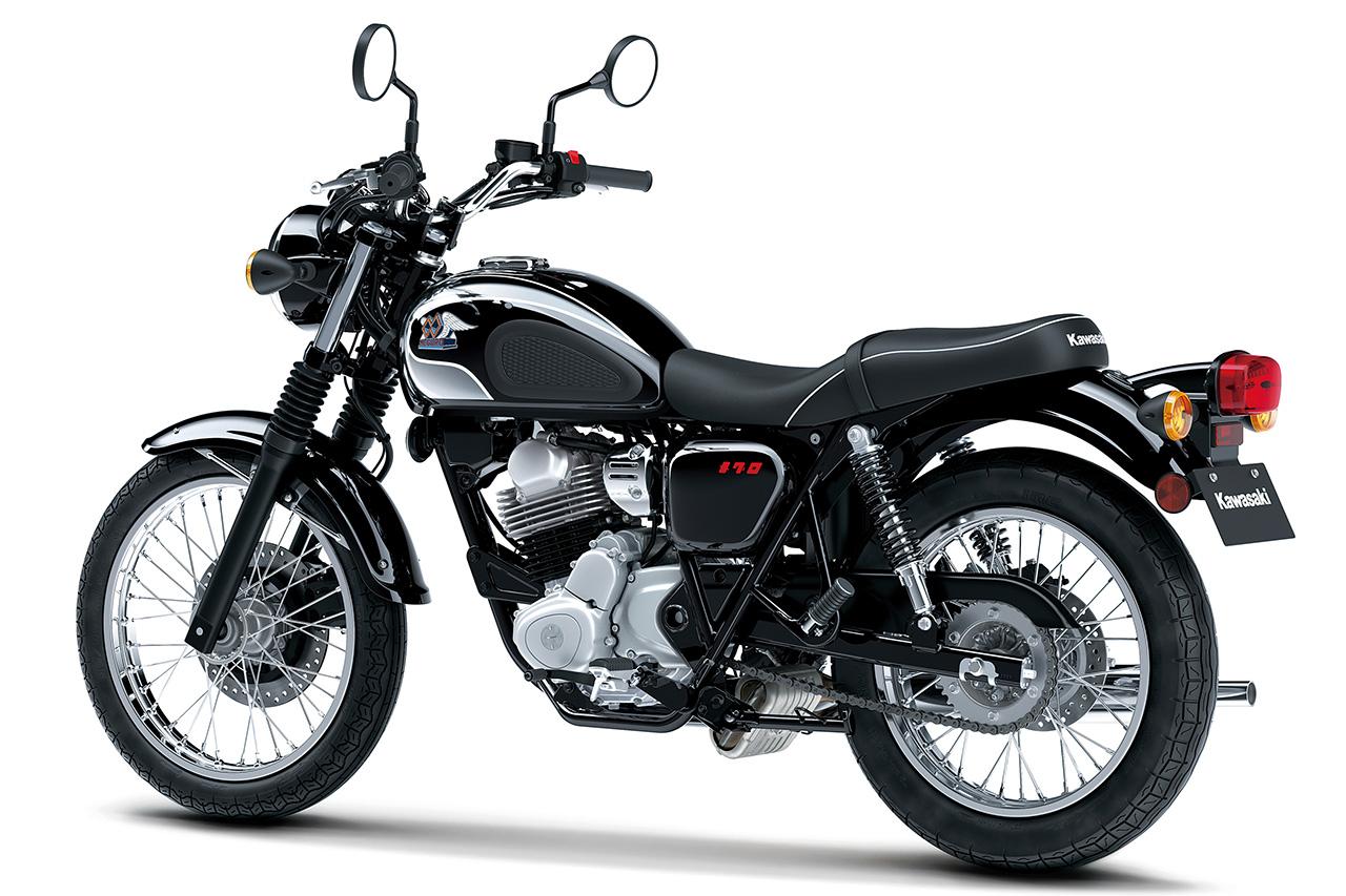 画像: 車体を共通とするW230より5mm低い740mm設定とされたシートで、足つき性は素晴らしく良好。見た目もプレーンな表皮にホワイトのパイピング仕上げとなっている。