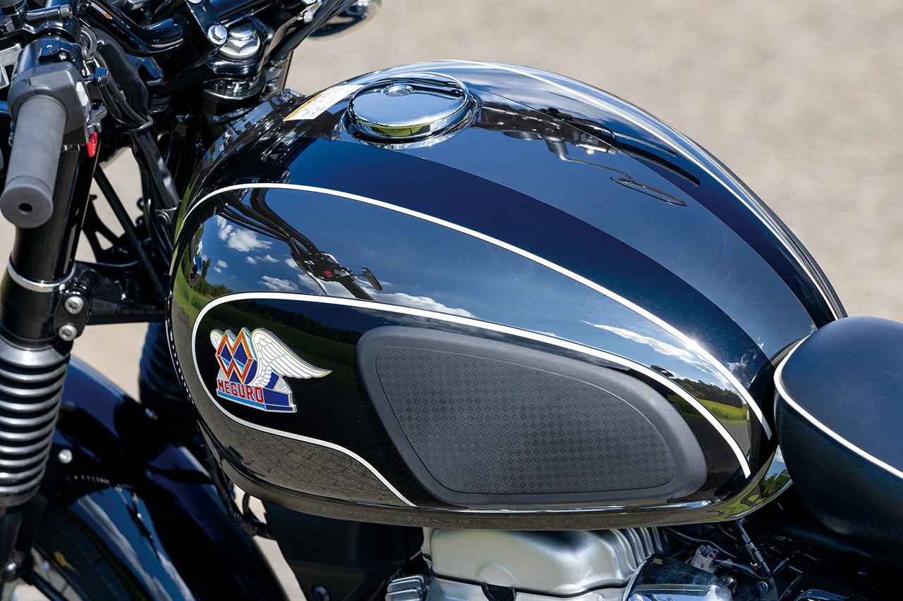 画像: タンクサイドにはカワサキ独自の銀鏡塗装を施し、エンブレムは職人が一つ一つ手作業により5色に塗り分けたアルミの立体成型となっている。