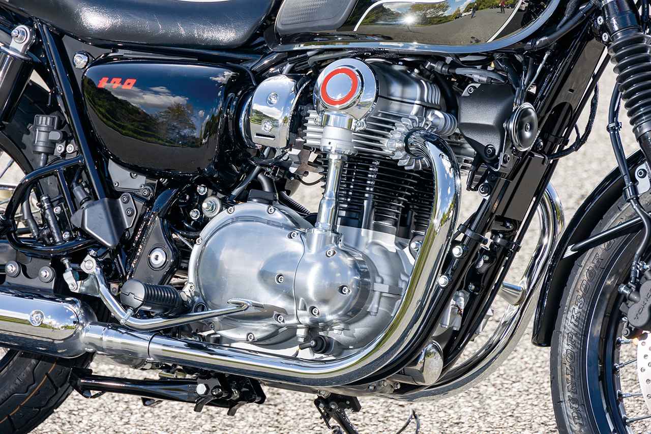 画像: ベベルギアを使用したOHCのバーチカルツインエンジンはW800と同様。独特な鼓動感と排気音がライダーを魅了してくれる。