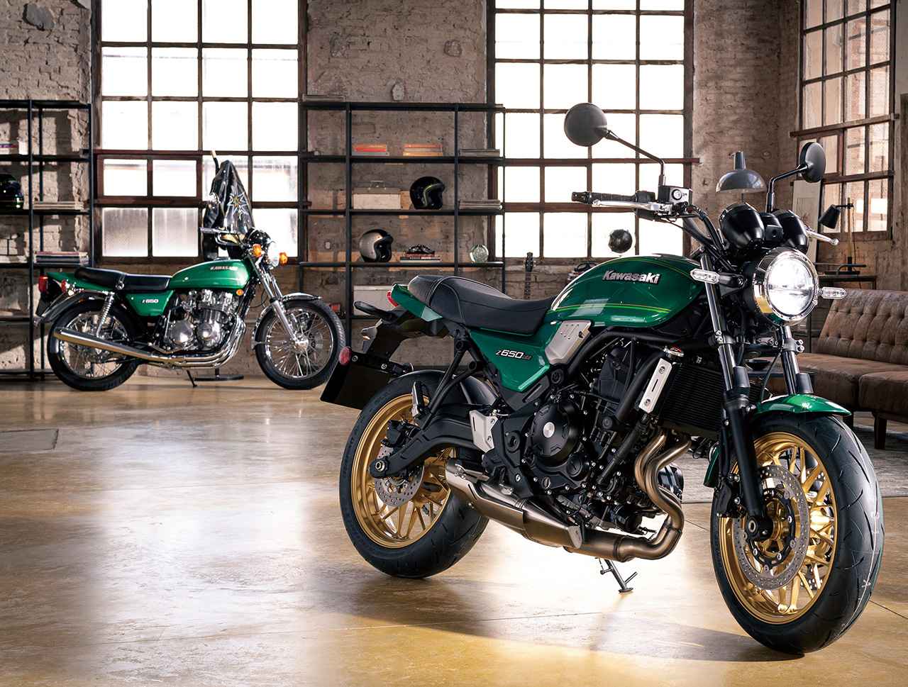 画像: Kawasaki Z650RS（右手前） 総排気量：649cc エンジン形式：水冷4ストDOHC4バルブ並列2気筒 シート高：800mm 車両重量：188kg 税込価格：108万9000円