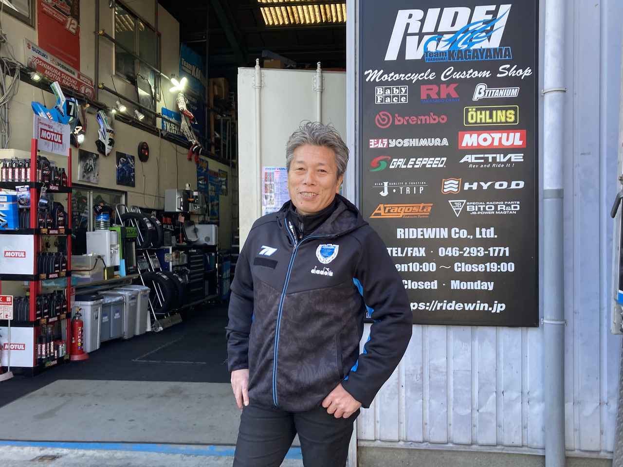 画像: ▲加賀山就臣氏。スズキワークスや、自身が率いるTEAM KAGAYAMAのライダーとして全日本ロードレース選手権や鈴鹿8耐などを戦い、輝かしい実績を残したロードレースライダー。現在は、自身のバイクショップ「RIDEWIN(ライドウィン)」も営む