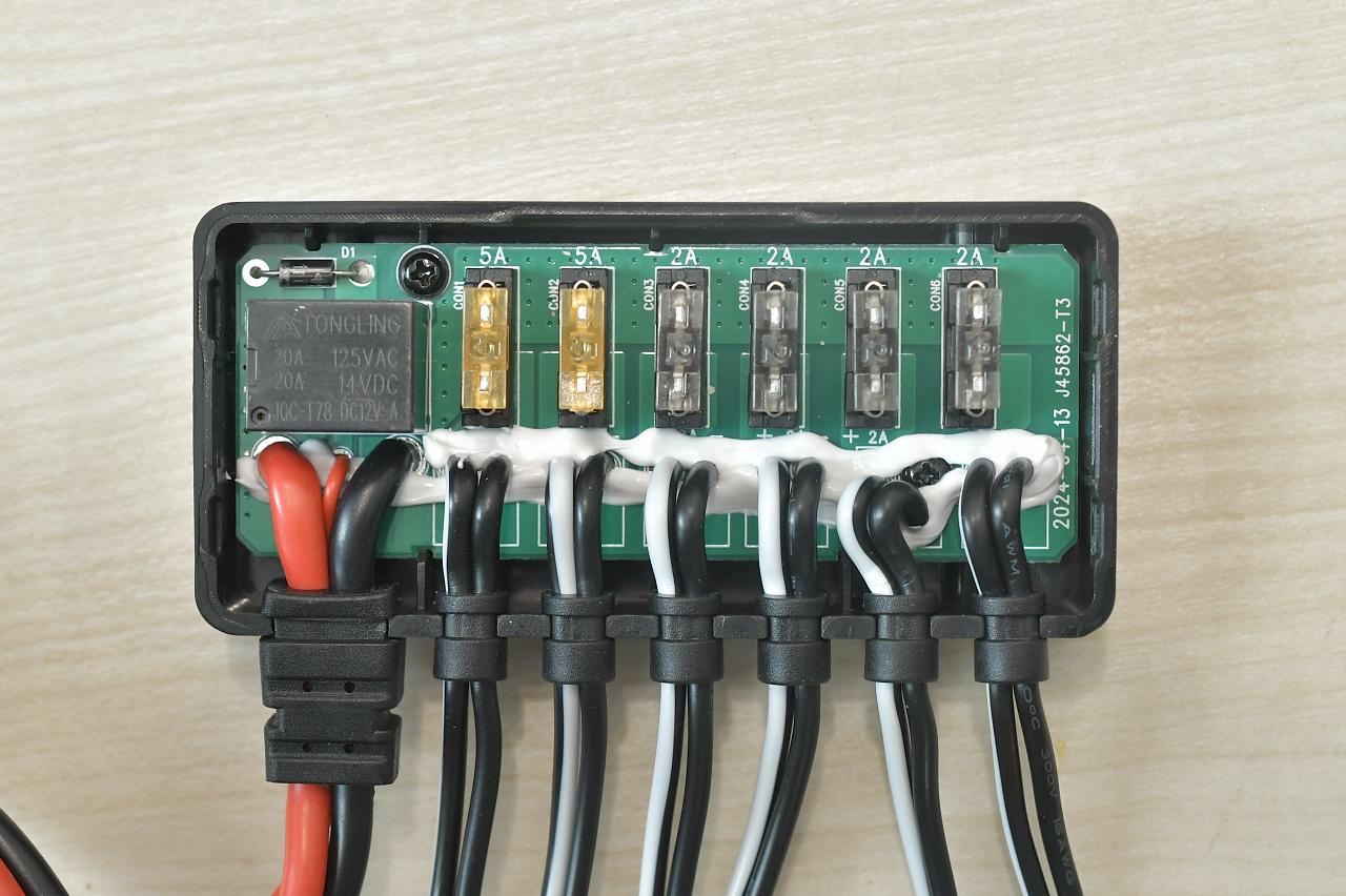 画像2: 電装品を装着するための電源取り出しを快適にするのがD-UNIT