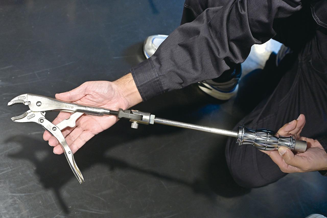 画像: スライドハンマー（スライディングハンマー）で引っ張ることが可能。ネジ穴がない対象物を引っ張りたいときに活躍する。いざという時に役立つ新発想の特殊工具。