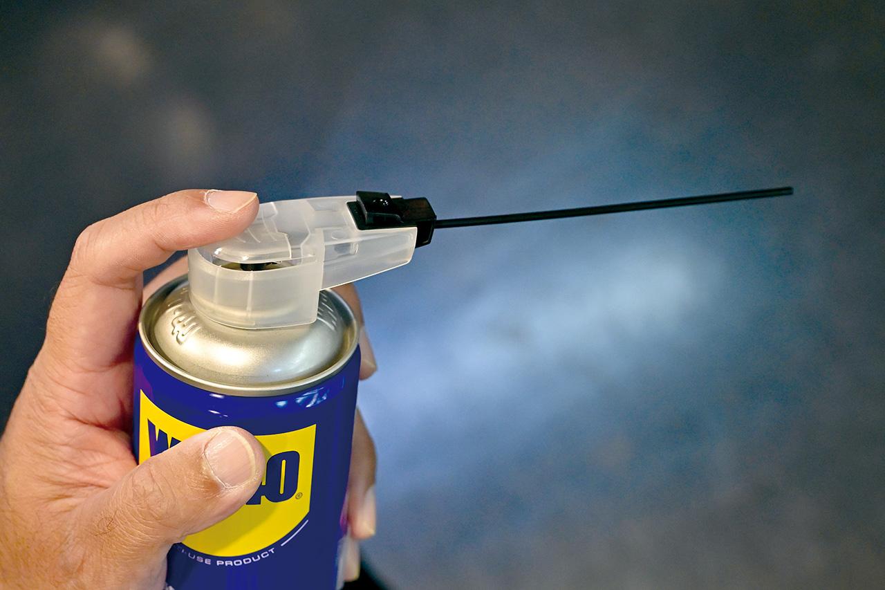 画像: パイプを伸ばして狙ったところにスプレー。