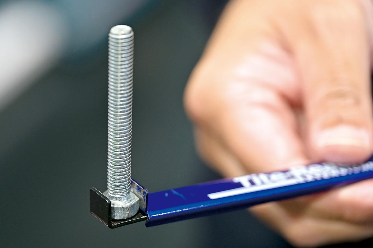 画像: 小さなボルトをつかんで作業をアシスト。