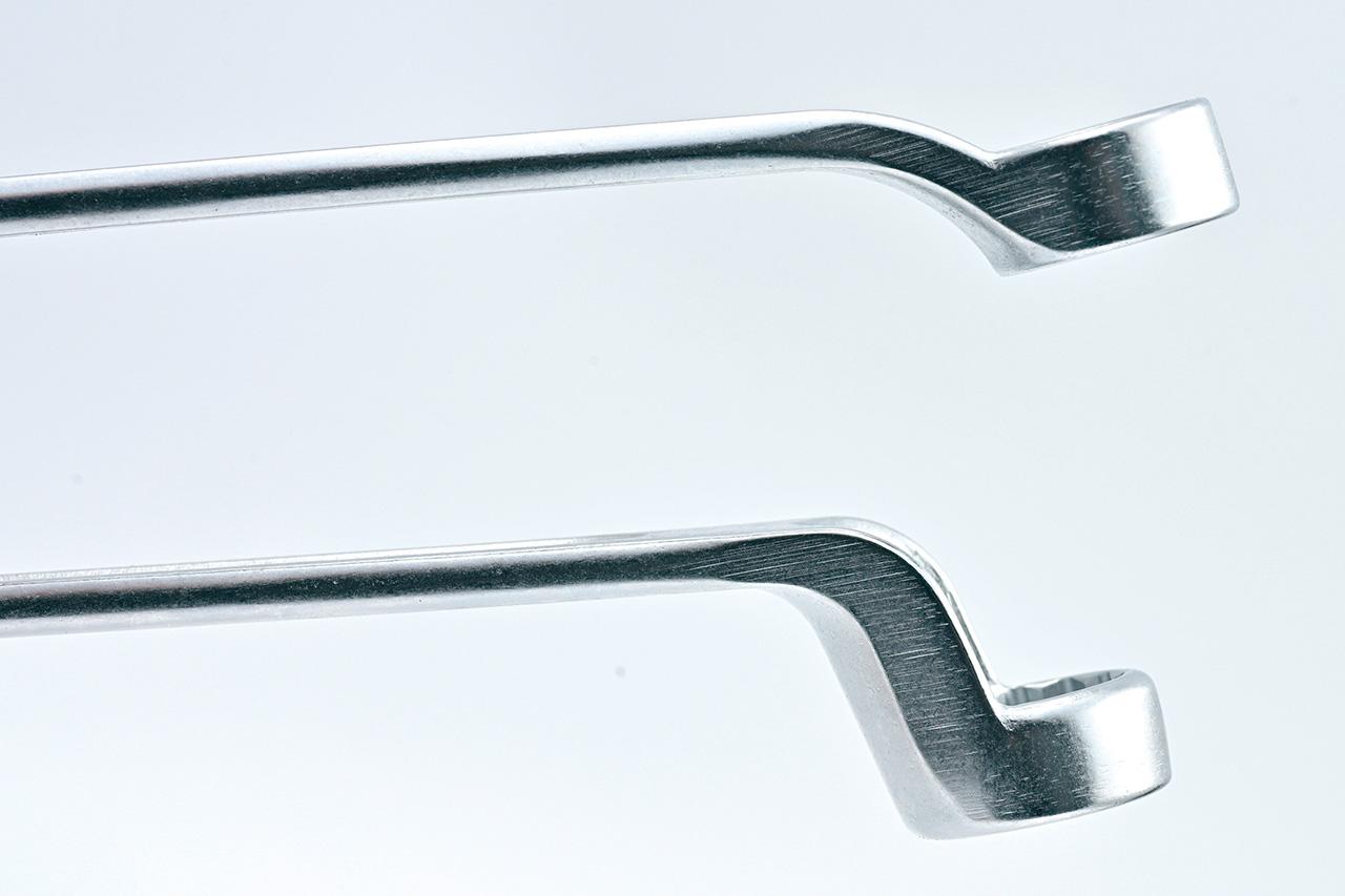 画像: 一般的なメガネ（上）と比べると角度の違いは一目瞭然。ソケットレンチのような感覚で使える。作業効率のアップに75°（下）が効く！