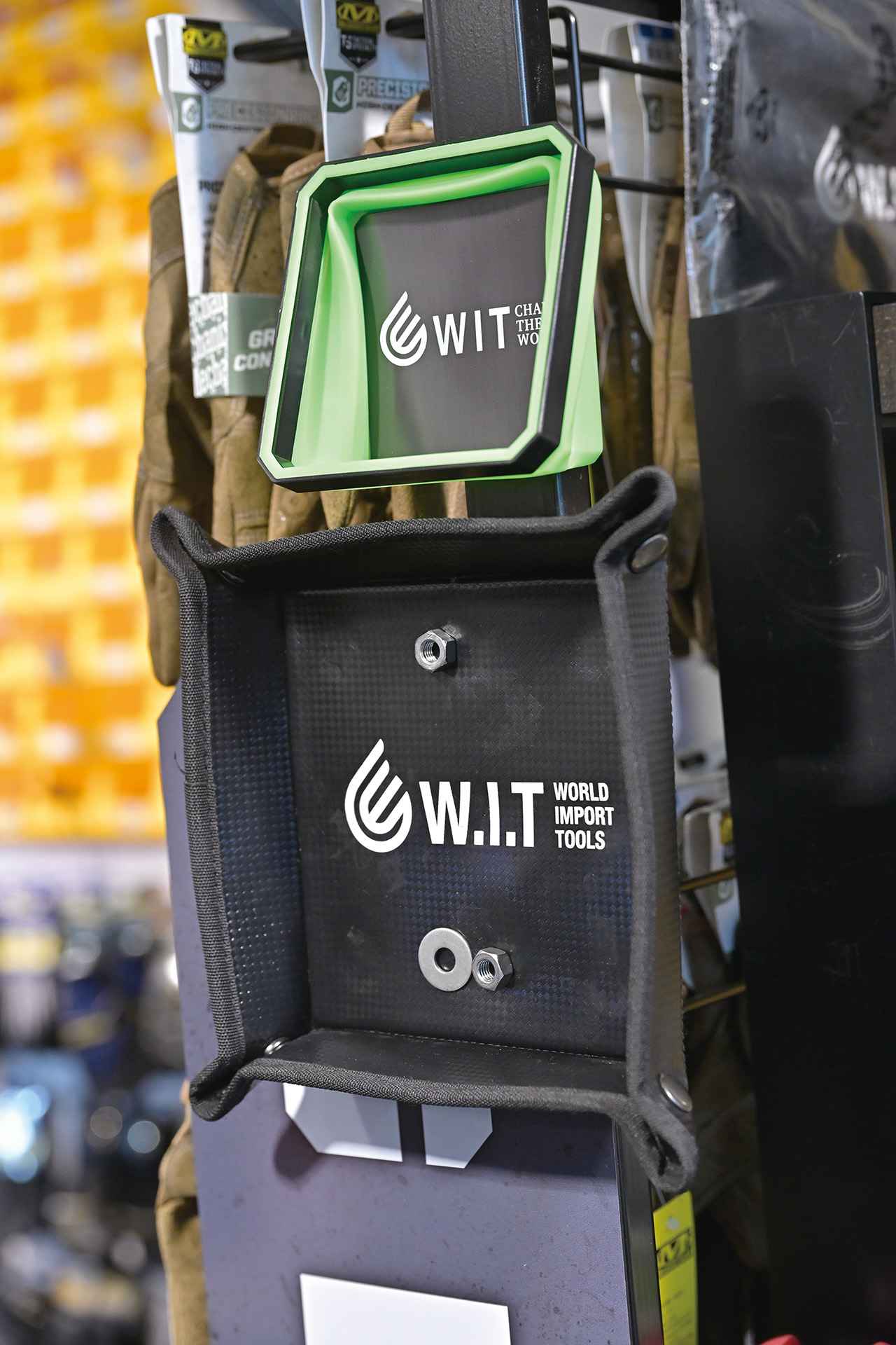 画像: マグネットで固定 ボルトも吸着！