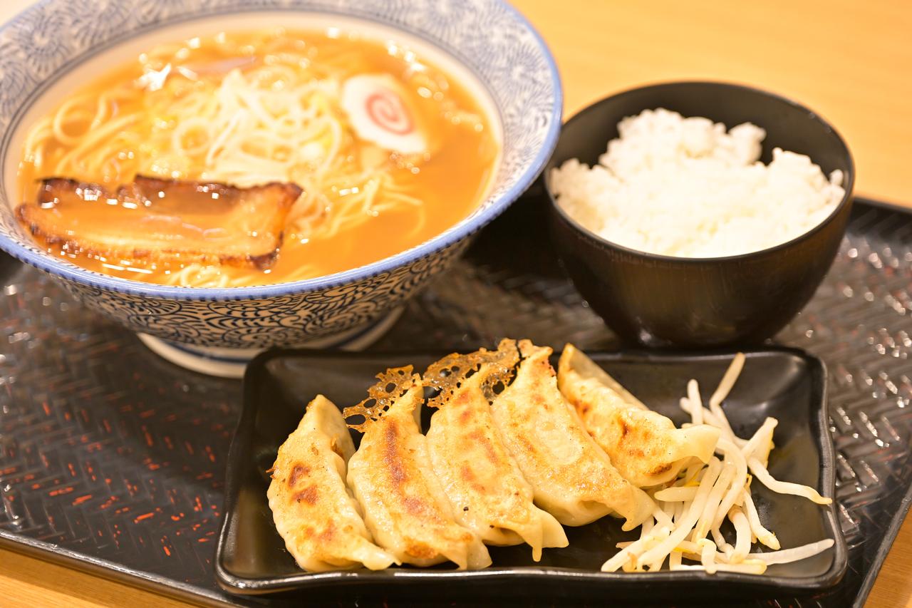 画像: ▲夕食はNEOPASA静岡で、ラーメンライスと浜松餃子。足柄SAで6時に朝食を食べたっきり走り続けていたので、身に沁みた。