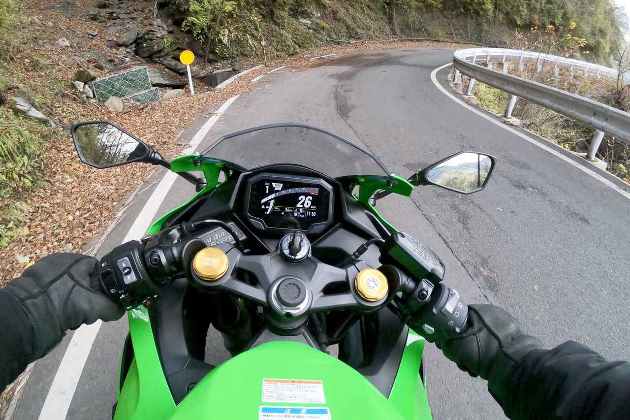 画像3: 谷あいのワインディングで高回転を味わう