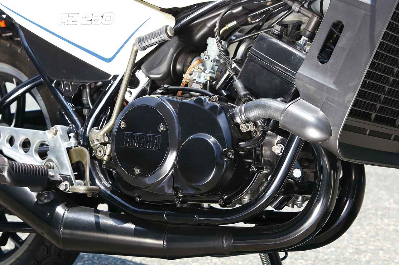 画像: 2ストパラレルツインエンジンは35PSを発揮。エンジンマウントはヤマハ独自のオーソゴナルエンジンマウント(ラバーマウント方式)を採用。