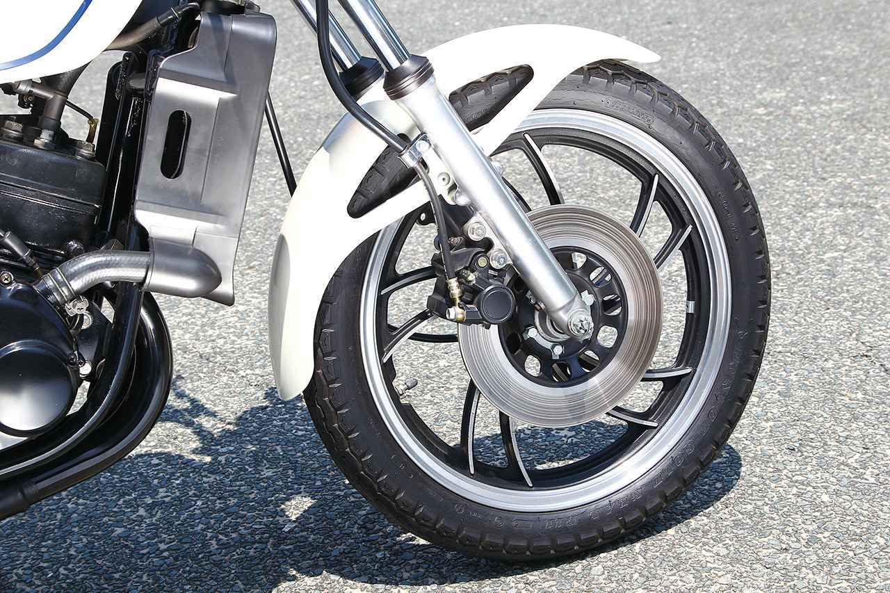 画像: フロントフォークはインナーチューブ径32mmの正立。ブレーキディスクはシングルで、兄弟車の350で標準だったダブルディスク仕様にカスタムするユーザーもいた。
