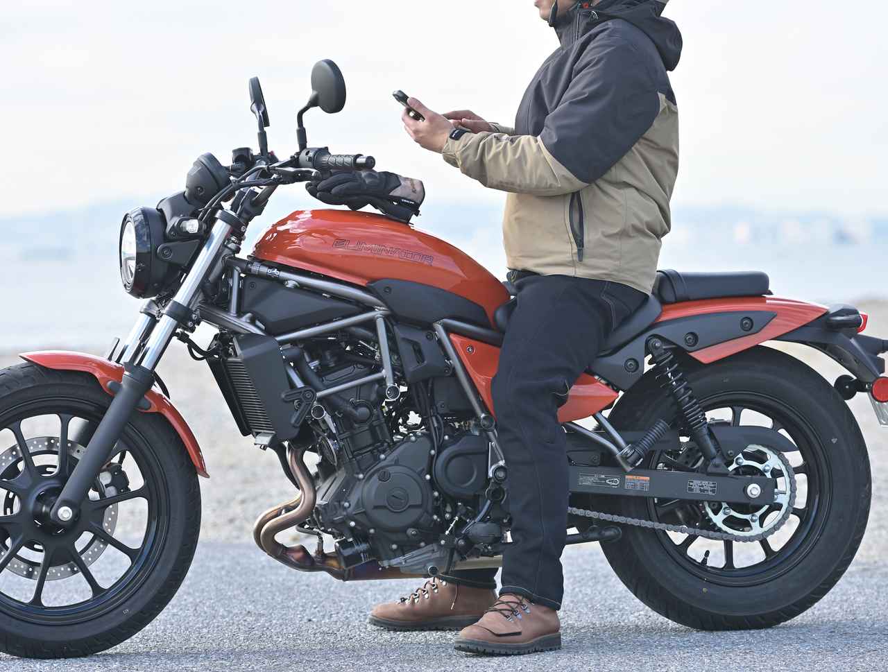 画像3: ▲跨ったままストレッチをしたり、グローブを外してスマートフォンを触ったりということが不安なくできました。毎日乗ることを考えたとき、これほど安心して扱えるのは非常にありがたいことです。