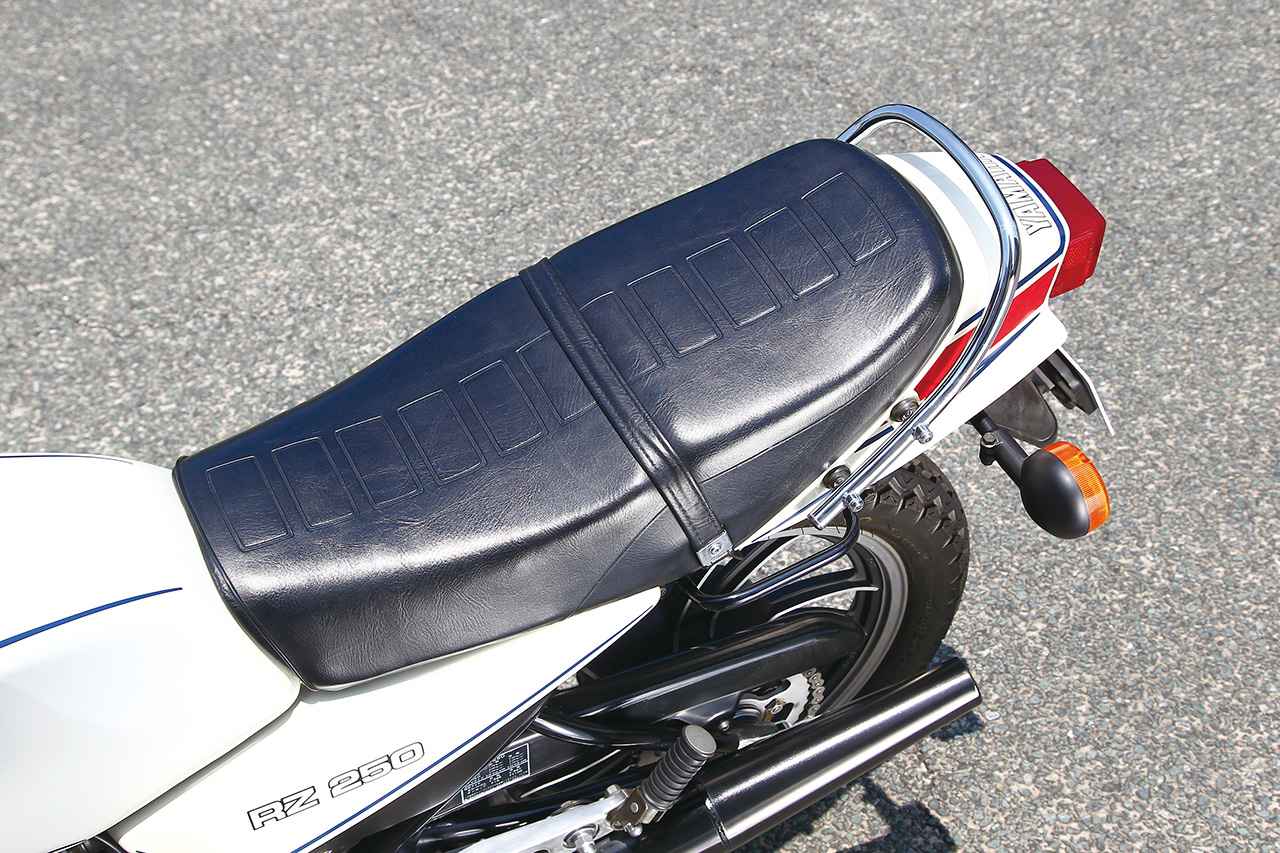 画像: シート自体は肉厚で座り心地のいいもの。前モデルのRDよりもRZ250の最低地上高は高くなったが、シート高はRDより20mmも低くなった。