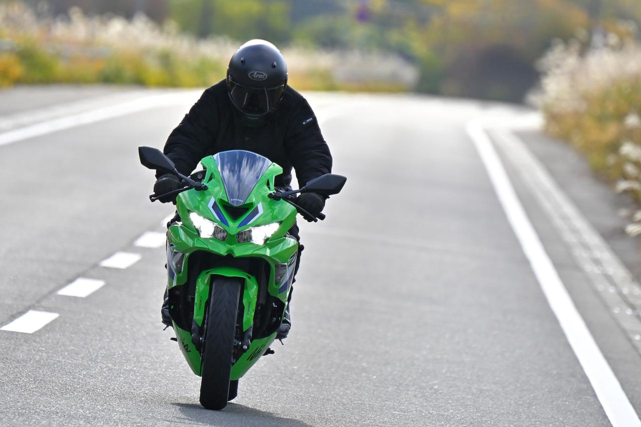 画像1: 谷あいのワインディングで高回転を味わう