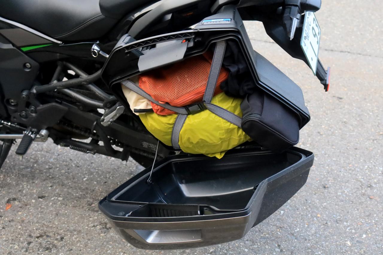 画像2: ▲左側のパニアケースには着替えや洗面用具、充電器類を入れました。