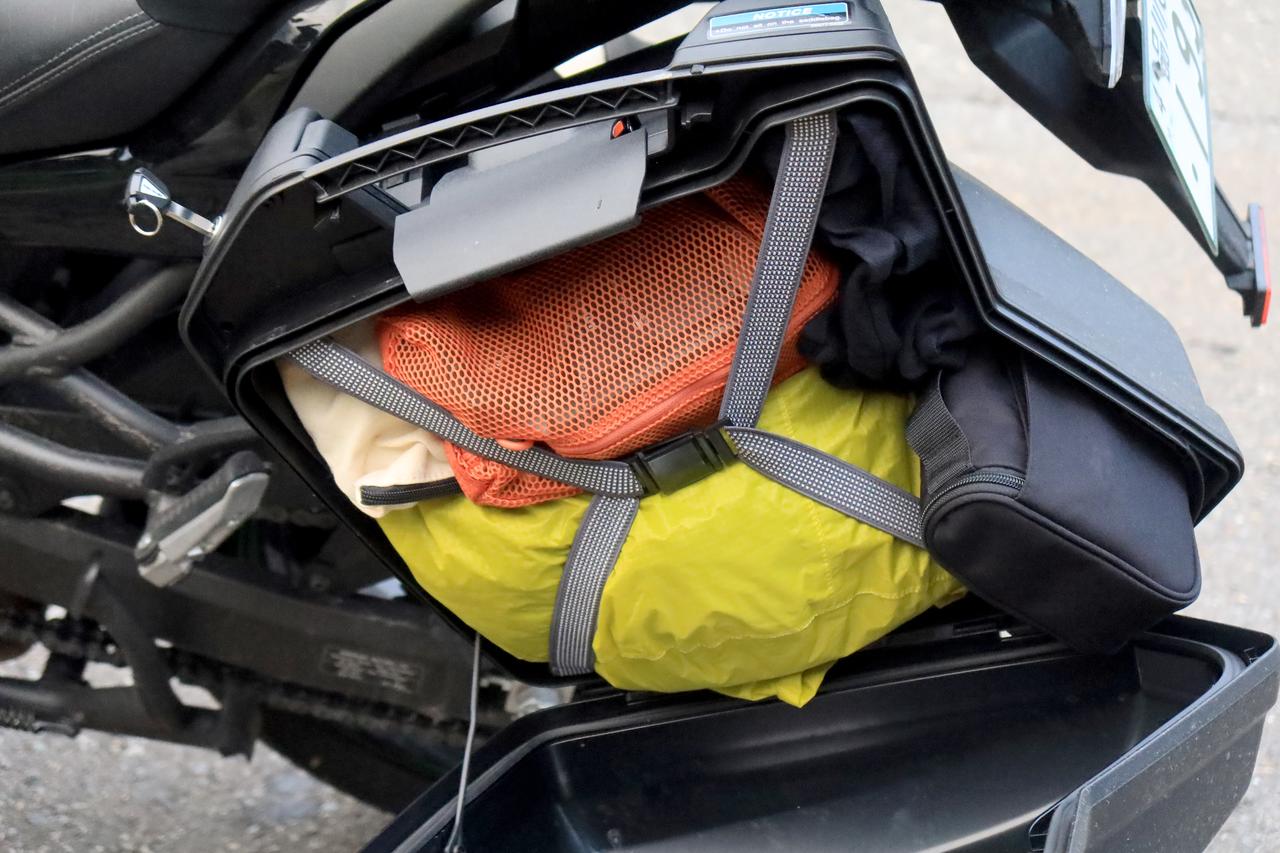 画像1: ▲左側のパニアケースには着替えや洗面用具、充電器類を入れました。