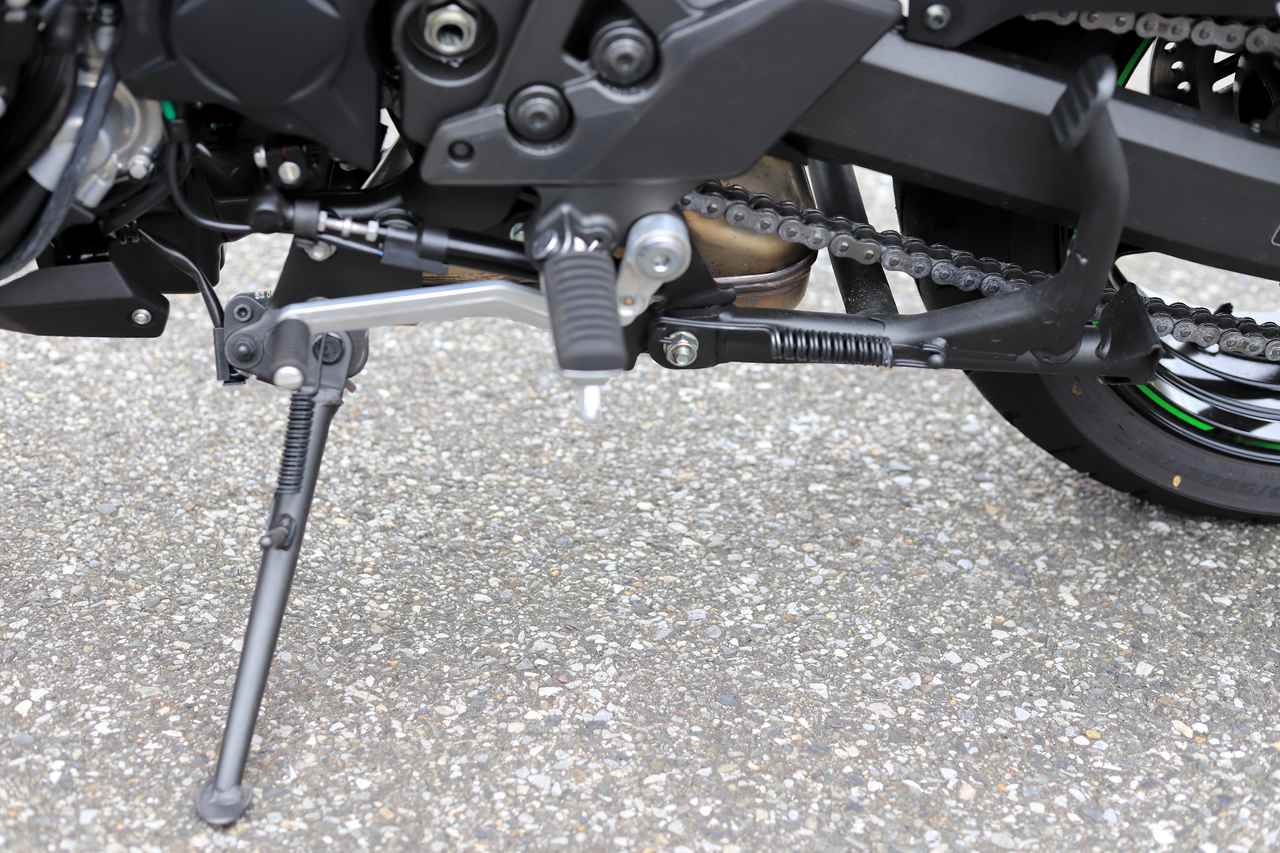 画像: ▲サイドスタンドとともに、センタースタンドも標準装備品です。