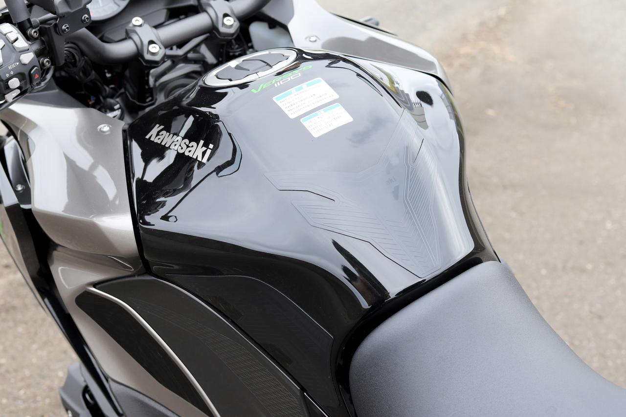 画像: ▲燃料タンクには、カワサキ独自の技術であるハイリーデュラブルペイントが施されています。小さな傷を自己修復する能力を持ち、美しい状態を維持しやすいという夢のような塗装技術です。 ※撮影車両に備わっているタンクパッドとニーパッドはアクセサリーパーツです。