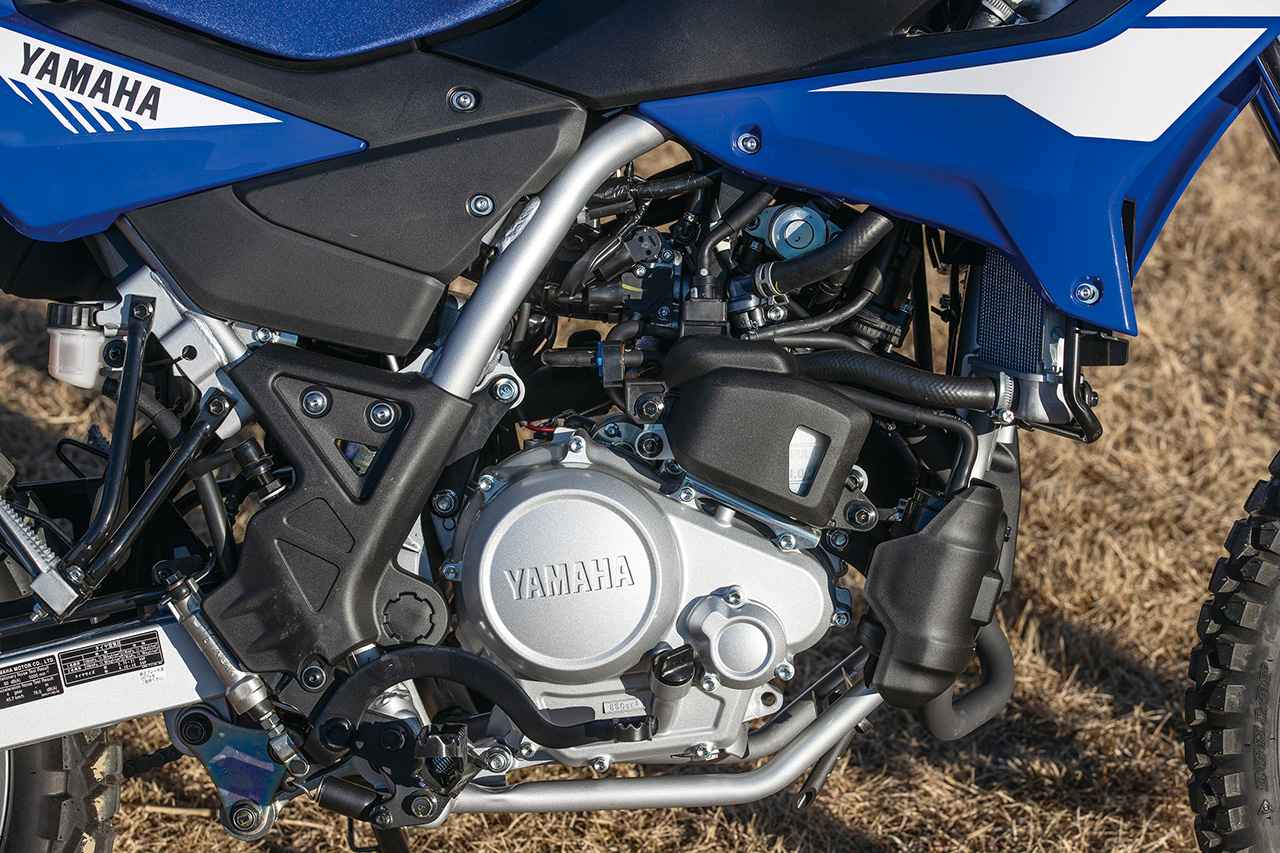 画像: 6000回転付近でカムが切り替わるVVA（可変バルブ機構）を採用。低回転では粘り強く、高回転では12000rpm付近まで気持ちよく吹け上がる二面性を持つ。