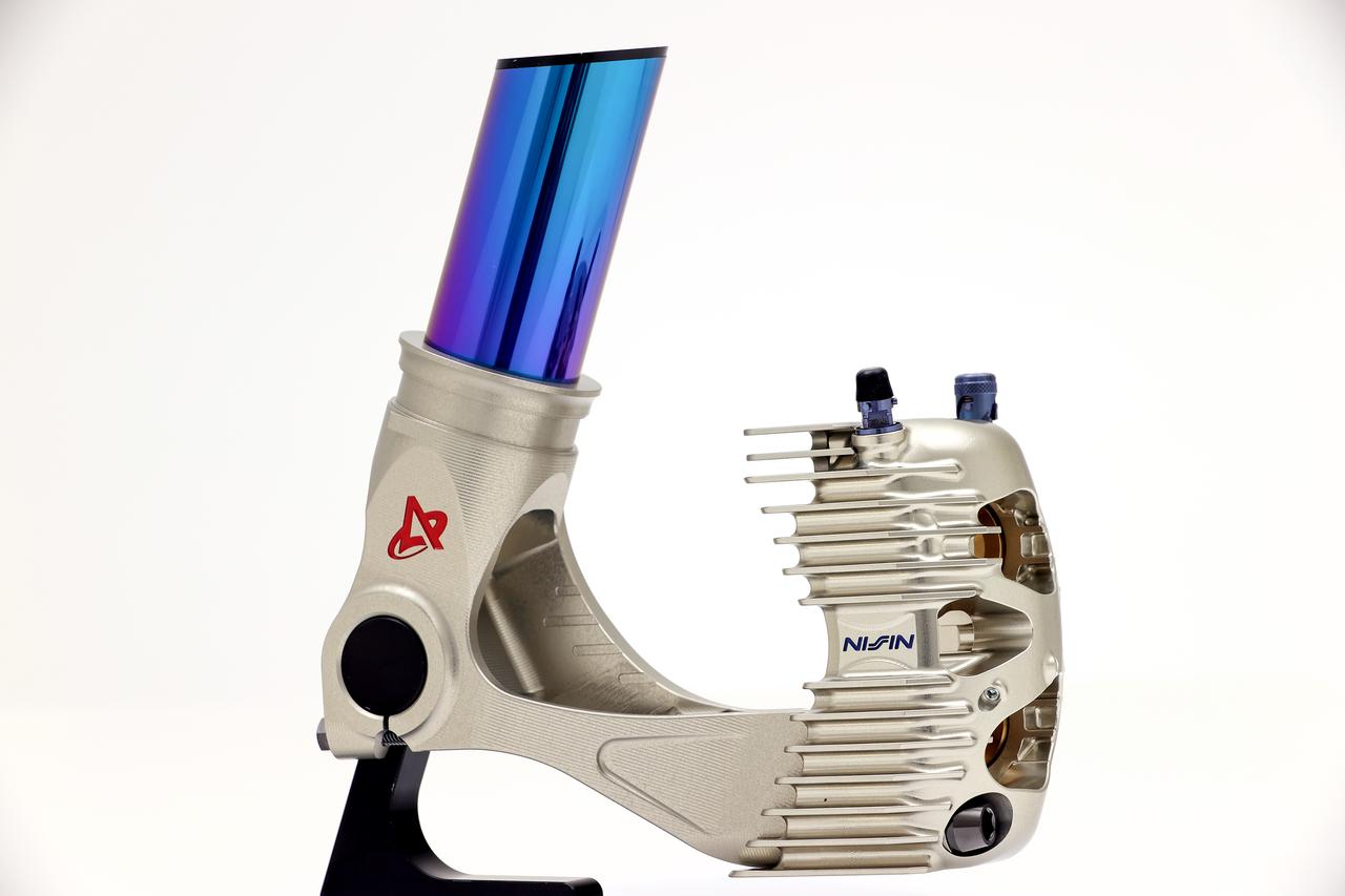 画像4: レース直系! 2モーター制御スロットル&カーボンブレーキ