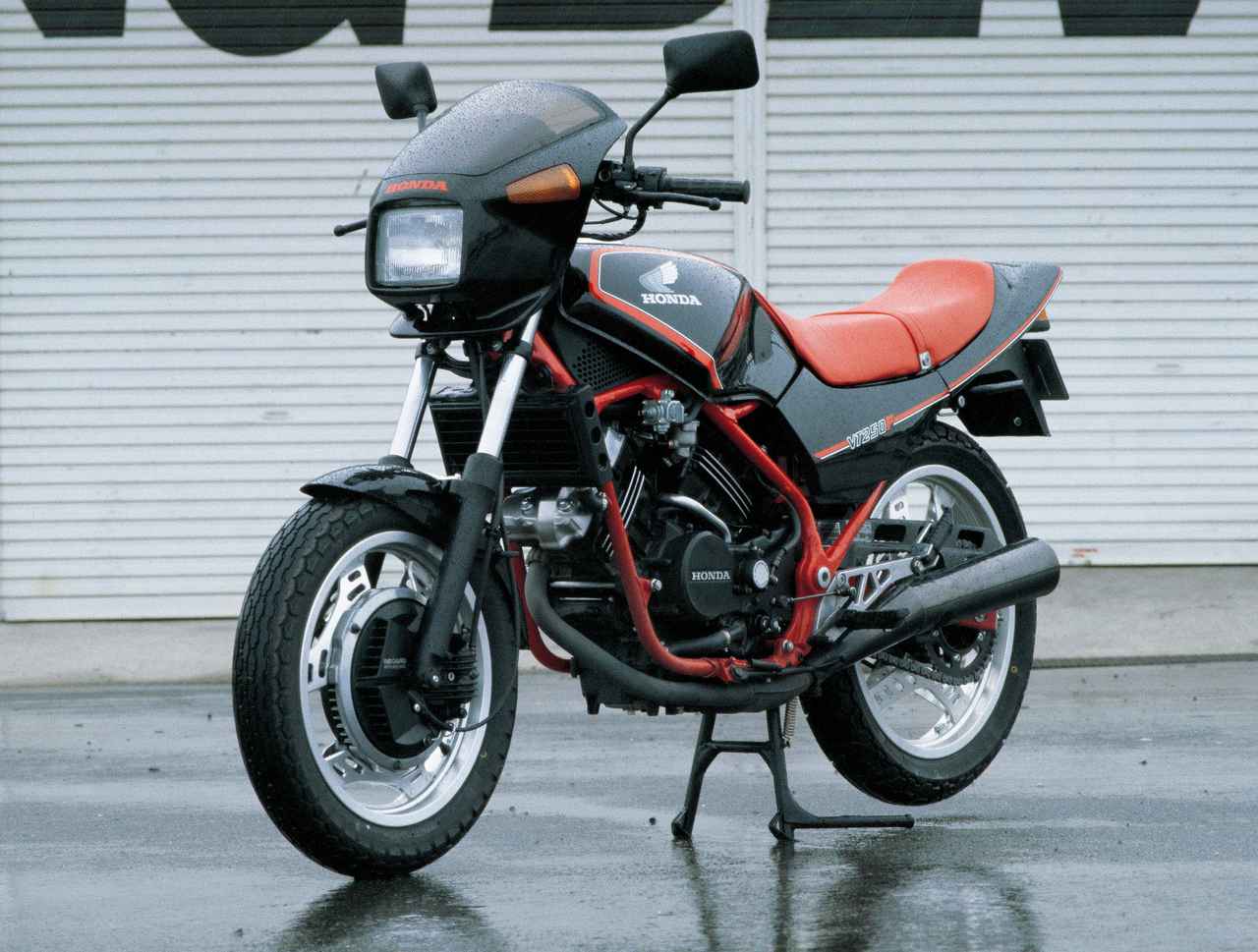 画像: HONDA VT250F 1982年 総排気量:248cc エンジン形式:水冷4ストDOHC4バルブV型2気筒 シート高:780mm 車両重量:149kg(乾燥) 価格:39万9000円(当時)