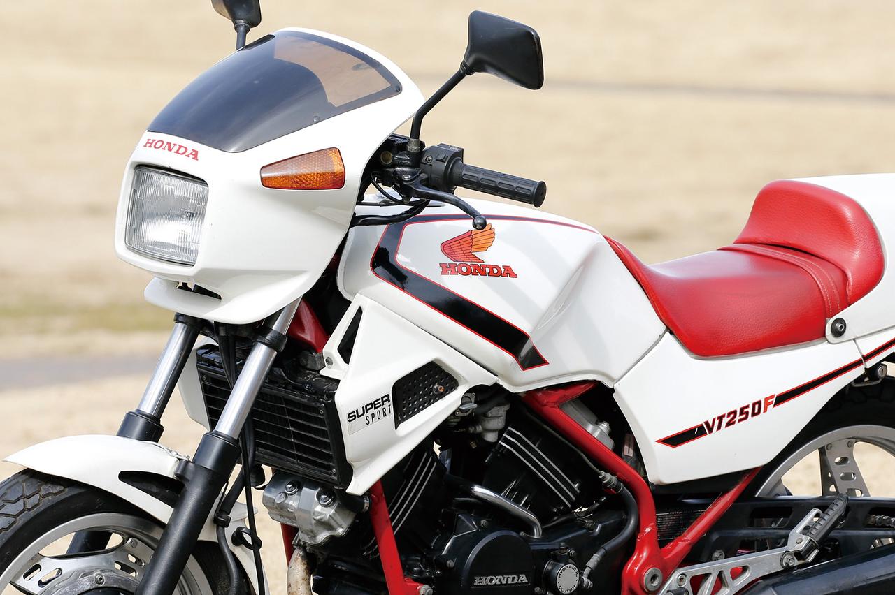 画像: ホンダ「VT250F」1982年|2ストスポーツに4ストで勝つ! ホンダの意地と技術が詰まった傑作【絶版名車解説】 - webオートバイ